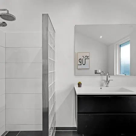 Carlie - 250m To The Fjord By Interhome